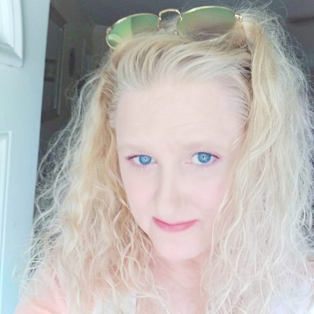 Meet your Posher Patricia, here to shop Ladies 🌼